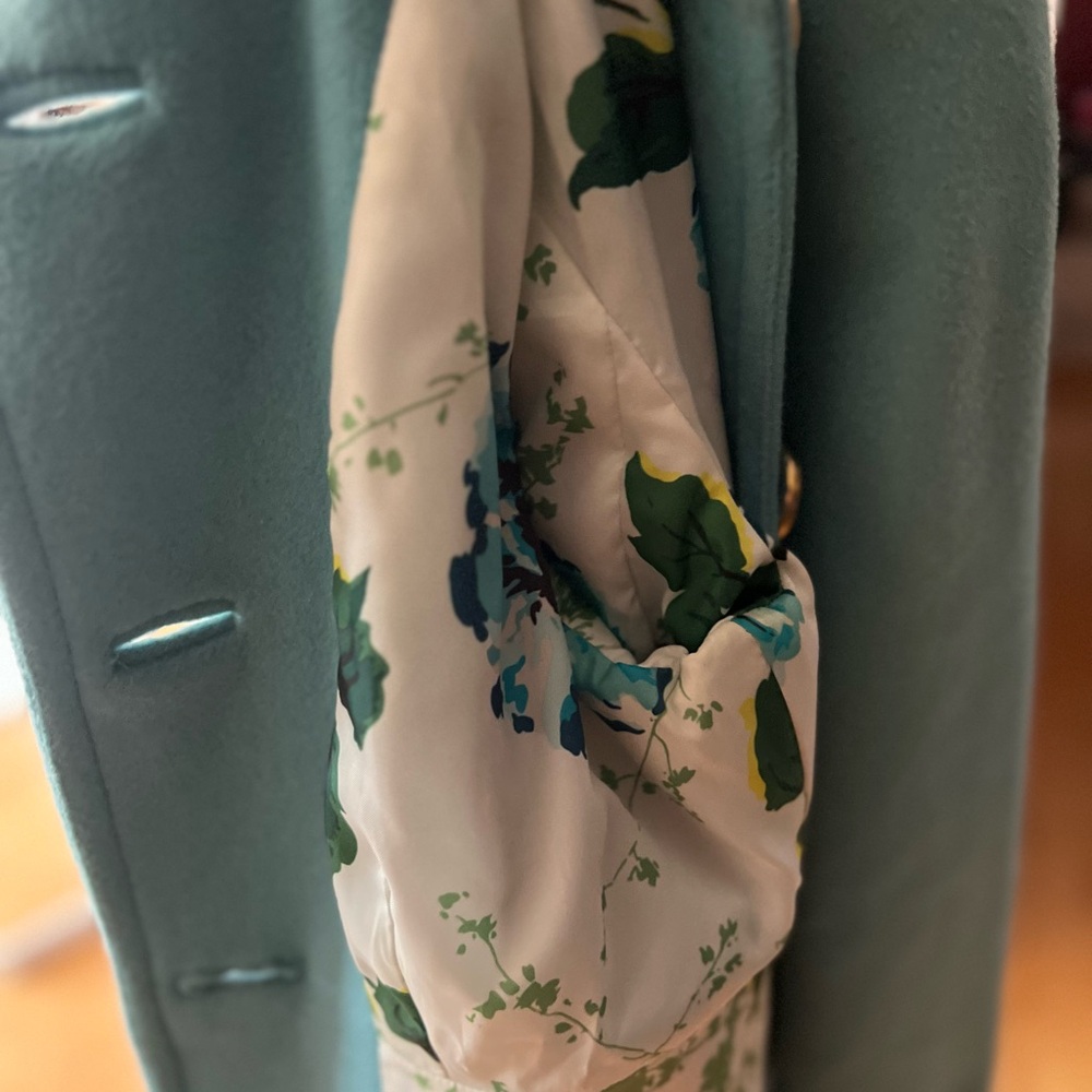 Beautiful coat - Picture 6 of 8